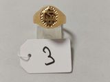 un gros plan d'une bague avec une étiquette de prix posée sur une table
