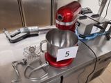 un mixeur rouge posé sur un plan de travail de cuisine