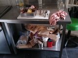 une photo d'une cuisine avec un îlot en inox