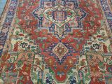 un tapis oriental rouge et bleu posé sur un sol bleu