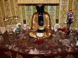 une statue de Bouddha assis sur une table sur laquelle se trouve une lampe