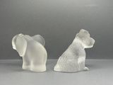 une paire de figurines en verre transparent représentant un chien et un chat