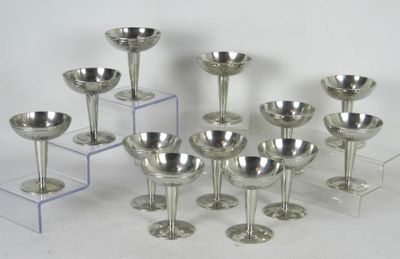 INDONESIE : Douze Coupelles sur piédouche en métal argenté m…