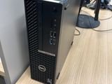 un ordinateur de bureau posé sur un pupitre en bois