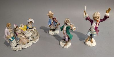 cinq figurines représentant différentes personnes posées sur une table