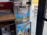 une machine posée devant une fenêtre