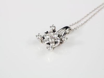 Fine chaine en or gris retenant un pendentif carré aux angle…