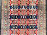 un tapis coloré posé sur un sol carrelé, à côté d'une chaise