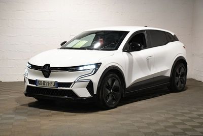 la photo d'une voiture blanche garée dans un garage