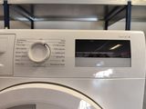 une photo d'une machine à laver dans une buanderie