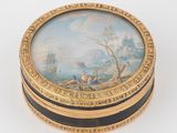 une boîte ovale ornée d'une peinture, posée sur une surface blanche