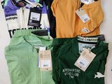 Plusieurs polos pour homme sont disposés sur une table