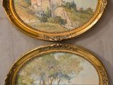 deux tableaux ovales représentant un château sur une colline, avec des arbres au premier plan