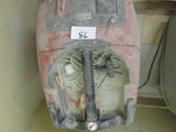 une photo de toilettes sales sur lesquelles est accrochée une affiche