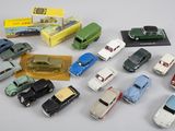 un grand nombre de petites voitures posées sur une table