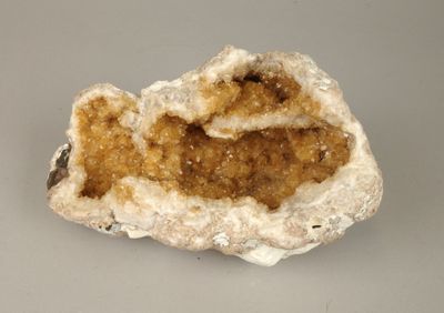 un petit morceau de roche recouvert d'une substance brune