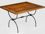 table en fer forgé et en bois, avec un plateau carré sur fond blanc