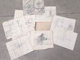 de nombreux dessins sur le sol d'un immeuble