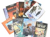 un grand nombre de livres posés sur une table