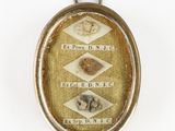 une photo d'un pendentif sur lequel figurent un homme et une femme