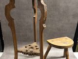 une petite table en bois avec un tabouret à côté