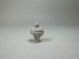 une petite statue représentant un homme, en métal