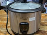 un gros plan d'une mijoteuse posée sur une table en bois