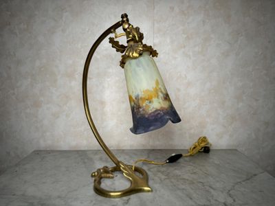une lampe posée sur une table en marbre