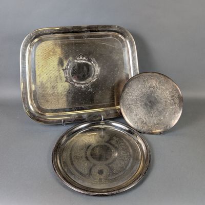 un plat en argent avec un couvercle et un plat en argent avec un plat en argent avec un plat en argent avec un couvercle en argent et un plat en argent avec un plat en argent avec un plat en argent