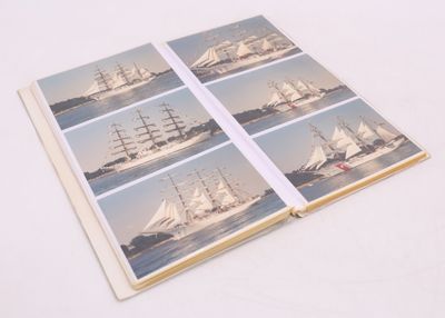 un livre avec des images de bateaux, posé sur une table