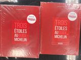 deux livres rouges posés sur une table l'un à côté de l'autre