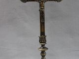 un crucifix ancien en laiton surmonté d'une croix