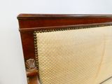 un canapé surmonté d'une structure en bois