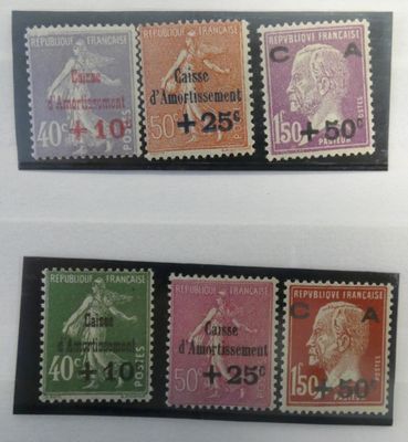 trois timbres différents, présentant chacun un motif distinct, sur un fond blanc