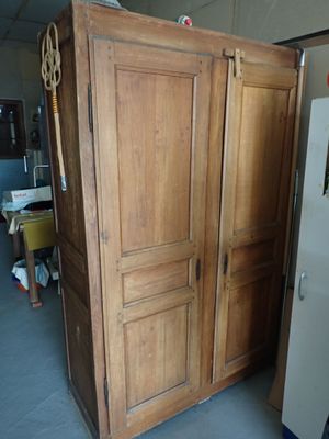 un grand meuble en bois au milieu d'une pièce