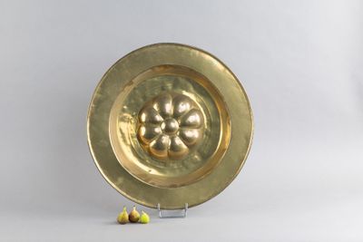 une assiette en or ornée d'un motif floral