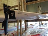 une rangée de kayaks posés sur un support à l'intérieur d'un bâtiment