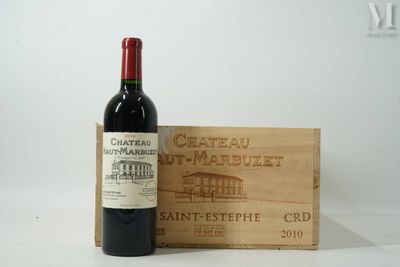 une bouteille de vin posée à côté d'une caisse en bois