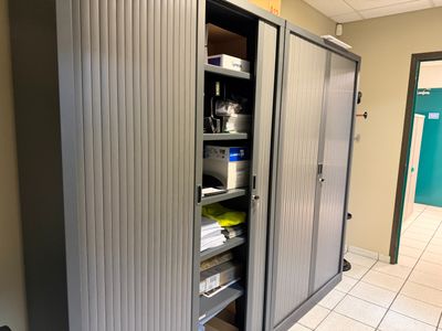 une armoire métallique contenant de nombreux objets