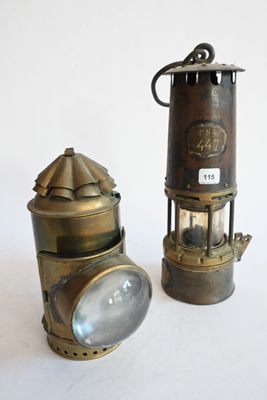 deux types de lampes différents posés sur une surface blanche