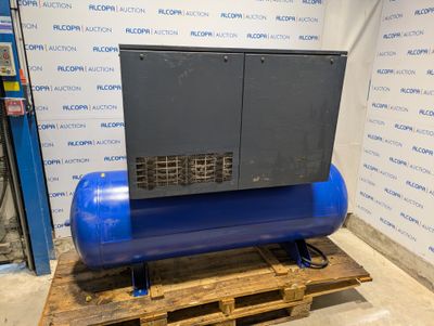 un compresseur bleu posé sur une palette dans un entrepôt