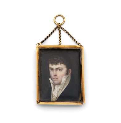 portrait d'un homme vêtu d'un manteau noir à col blanc et portant une chaîne en or