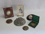 une petite collection de pièces et d'images posée sur une table