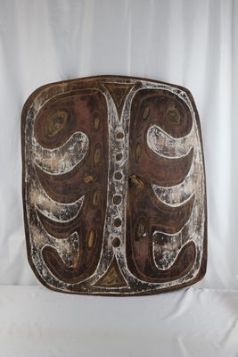 une image représentant une assiette marron et blanche sur fond blanc