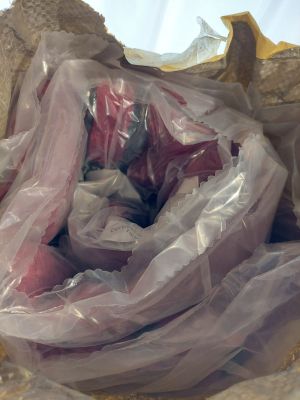 un sac en plastique rempli d'objets posés sur une table