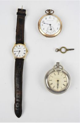 trois types de montres différents et une clé sur un fond blanc