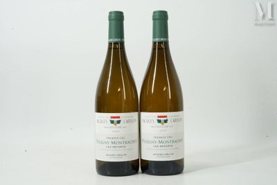 deux bouteilles de vin posées l'une à côté de l'autre sur une table