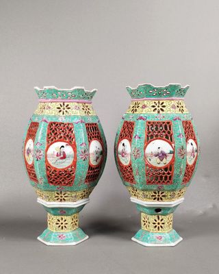 paire de vases chinois ornés de fleurs et d'oiseaux sur fond vert