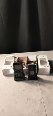 trois téléphones portables posés côte à côte sur une table