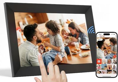 une photo d'une famille en train de manger, prise avec un smartphone